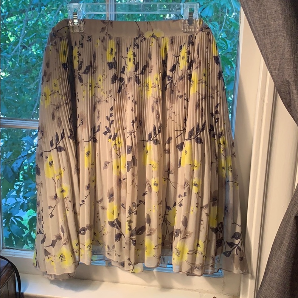 Mid-rise, accordion pleat skirt